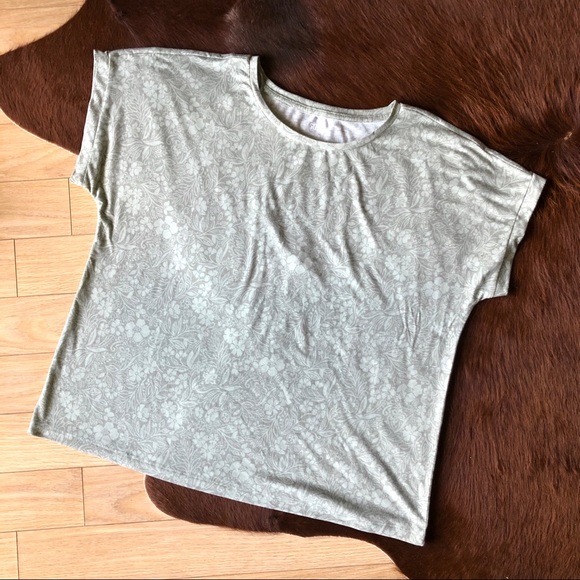 ✨2/$15-Suzy Shier Sage Green Floral T-Shirt - Picture 4 of 9